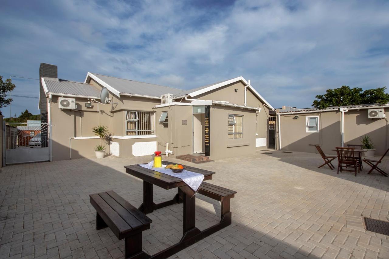 Newtondale Self Catering Hotel Port Elizabeth Exterior photo